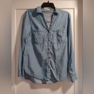 Old Navy V Neck Button Down Chambray Shirt Light Blue EUC Small